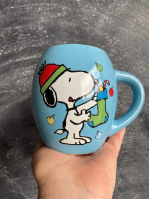 Peanuts Snoopy hanging a christmas stocking