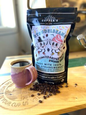 Strudelbrand Strudelbeans medium roast coffee in a bag with a pink cup and coffee beans